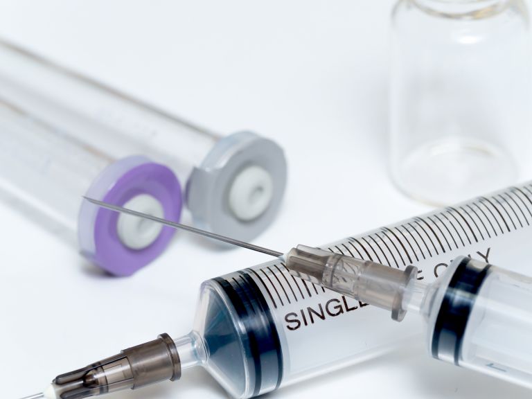 フランスのワクチン開発：独自のアプローチで新型コロナウイルスとの戦いに挑む